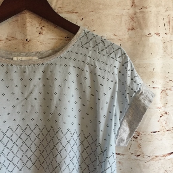 Two by Vince Camuto Light Blue Printed Hi-lo Top - Picture 3 of 5